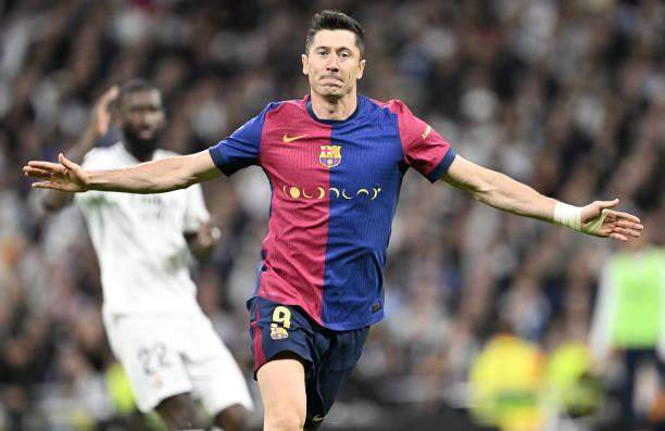 开云网页版-【人物】两分钟两球打哑皇马！高龄莱万仍是高效神锋