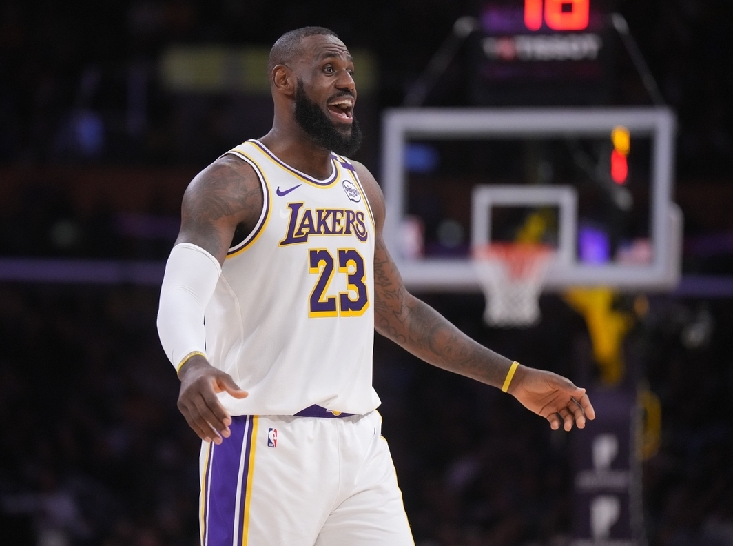 开云登录入口-杰弗森：詹姆斯被裁判亏待！他每场都有3到5次被犯规没算！